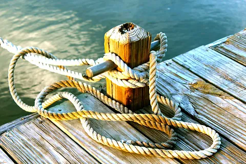 Brygge med solid tau til båt